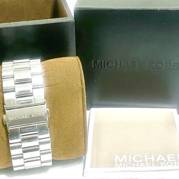 MICHAEL KORS “OVERSIZED RUNWAY” MK8026 SILVER WATCH - Picture 6 of 12